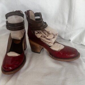 Freebird Randi Red Croco Size 6 - Brand new in box